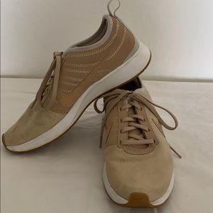 Like new Nike casual sneakers women’s 6